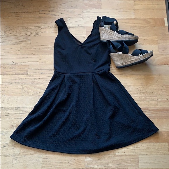 Fit + Flare / Black V-neck Dress - Picture 2 of 4